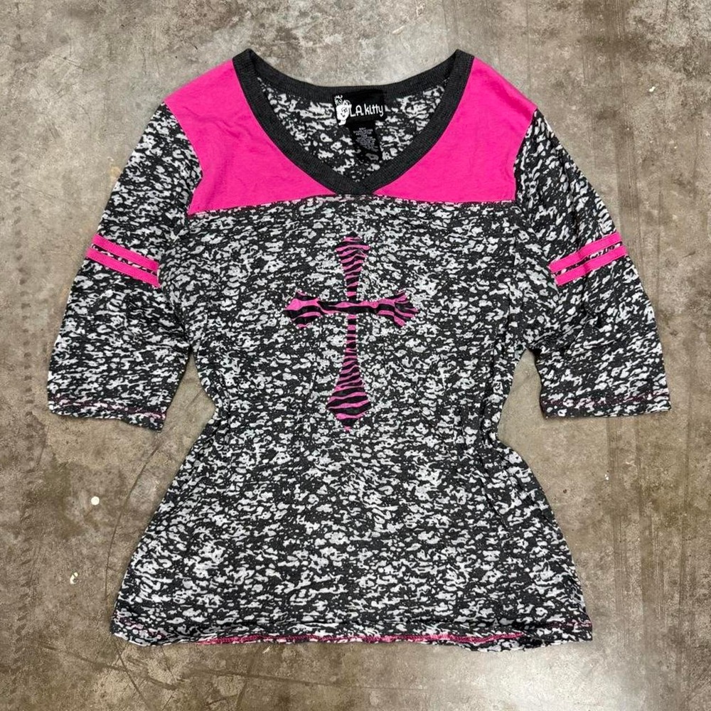 LA Kitty Y2K Gray Pink Grunge Rhinestone Cross Graphic Tee V-Neck Large